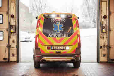 Ambulans på stationen i Falkenberg.
På väg ut på uppdrag.