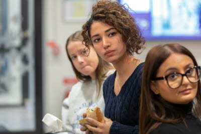 Studentmedlemmar på årsmöte 2023
Tre kvinnliga studentmedlemmar tittar nyfiket