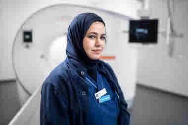 Lilia Vargas Alaeb, framför röntgen,  röntgensjuksköterska, Capio S:t Görns sjukhus, förtroendevald. Årsberättelse 2021.