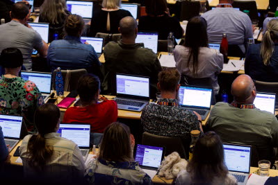Vårdförbundets kongress 2026. kongressalen, plenum. Mötesdeltagare bakifrån med datorer. Stormöte. Utbildning