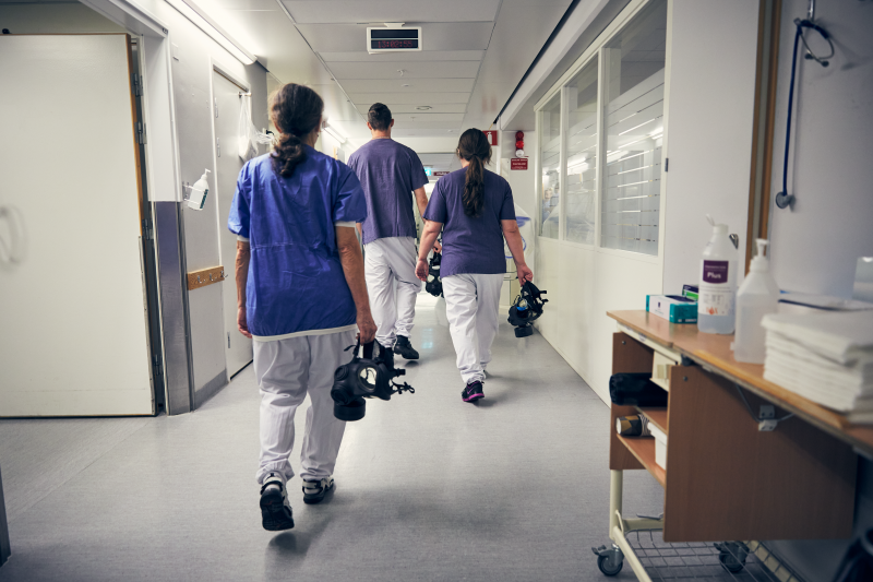 Intensivvårdsavdelningen på MIVA SÖS i januari 2021. Covid-19, corona, intensivvård, sjuksköterska, intensivvårdssjuksköterska, korridor, skyddsmask, mask, korridor