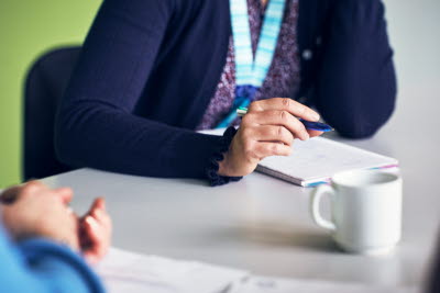 Chef, Frida Wikberg, hand, penna block kaffe. Karolinska, Solna. November 2021
