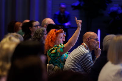 Vårdförbundets kongress 2026. kongressalen, plenum, stormöte, mötesdeltagare som räcker upp handen