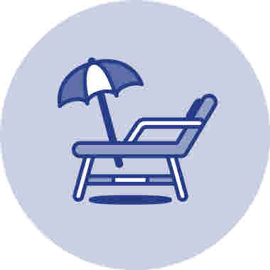Semester, ledighet, solstol och parasoll. ikon, illustration. Blå mot blå bakgrund.
