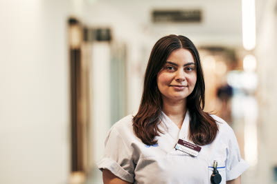 Biomedicinsk analytiker, klinisk fysiologi, leende kvinna i korridor, Karolinska sjukhuset i Solna