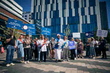 Vid strejkens start efter 11:15 den 4 juni utanför Karolinska Solna. Högupplöst.