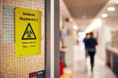 Biomedicinsk analytiker på Gävle sjukhus mars 2021. BMA skylt frätande varning obs labb lab kemlabb kemlab