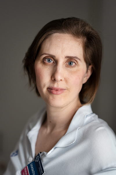 Marja-Lise Berkelder, sjuksköterska, förtroendevald, porträtt, allvarlig, Norrlands Universitetssjukhus, Umeå. Årsberättelse 2021.