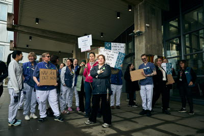 Marlene Juhltillsammans med medlemmar med plakat utanför Karolinska sjukhuset i Huddinge i samband med att övertidsblockaden startade 25 april 2024, kl 16. konflikt, HÖK 2024