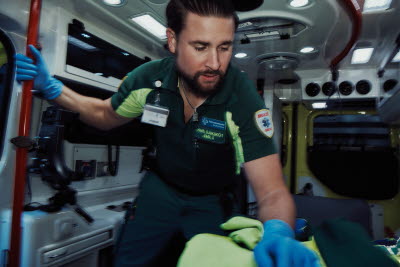 Specialistsjuksköterska i ambulans vårdar patient.