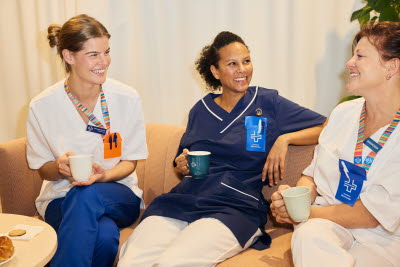 Fikapaus, kollegor, barnmorskor, förtroendevald. kvinna, rast