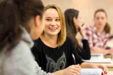 Studenter i klassrumsmiljö.