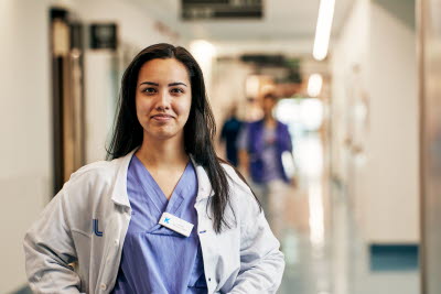 Biomedicinsk analytiker, klinisk fysiologi,  leende kvinna i korridor, Karolinska sjukhuset i Solna