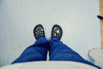 Crocs, tofflor med personliga sticks, berlocker, dekorationer. Fotograferade uppifrån