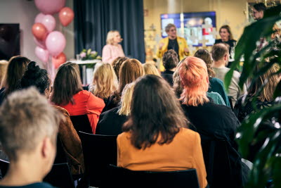Publik bakifrån under paneldebatt, föreläsning, seminarium, möte