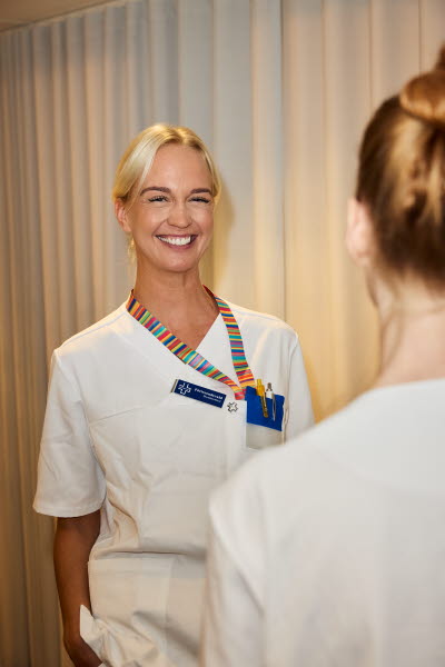 Leende förtroendevald kvinna