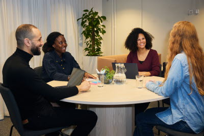 Möte i kontorsmiljö