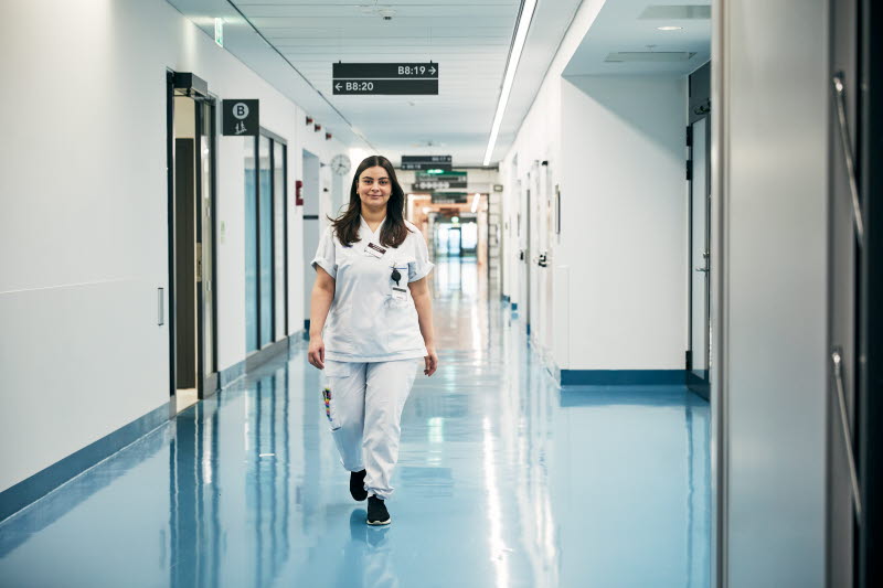 Biomedicinsk analytiker, klinisk fysiologi, gående kvinna i korridor Karolinska sjukhuset i Solna