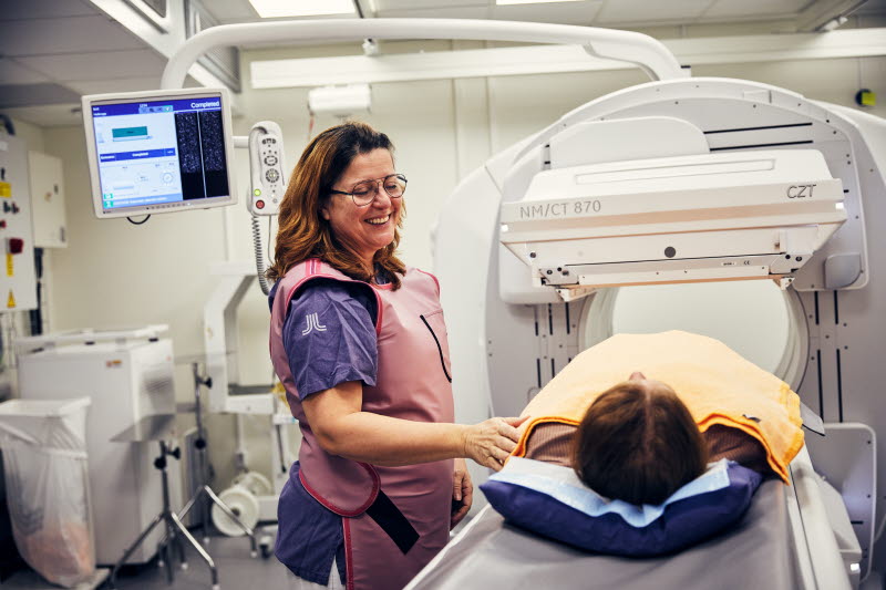 Röntgensjuksköterska med patient redo för undersökning. Danderyds sjukhus, röntgen, nuklearmedicin. Oktober 2021.