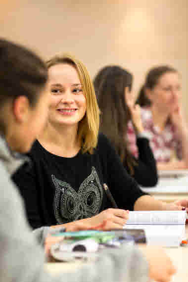 Studenter i skolmiljö. Vårdförbundet Student. Stående bild