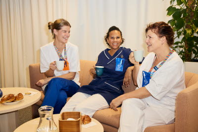 Fikapaus, kollegor, barnmorskor, förtroendevald. kvinna, rast