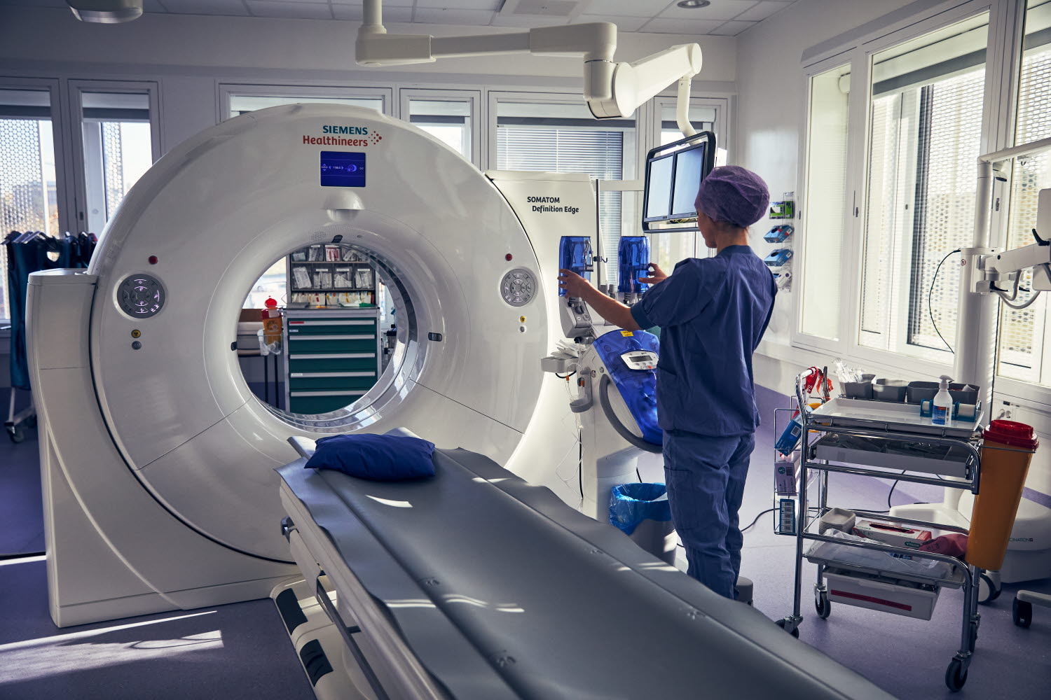 Röntgensjuksköterska förbereder röntgenapparat. Danderyds sjukhus, röntgen. Oktober 2021.