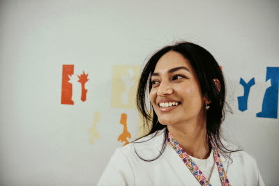 Leende kvinna som tittar åt sidan. Glädje.