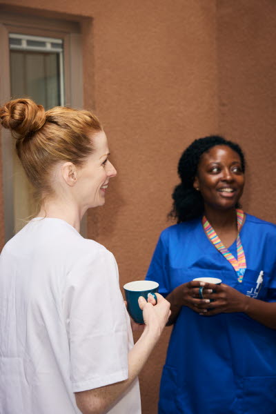 Medlemmar som tar en fikarast utomhus