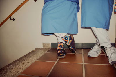 Fötter, detaljer, personlighet, gemenskap. Paus i trapphus.