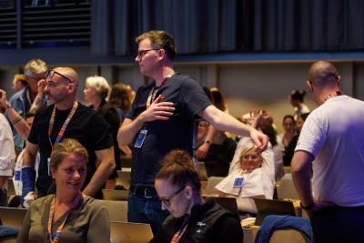 Vårdförbundets kongress 2026. kongressalen, plenum. mötesdeltagare som sträcker på sig, pausgympa