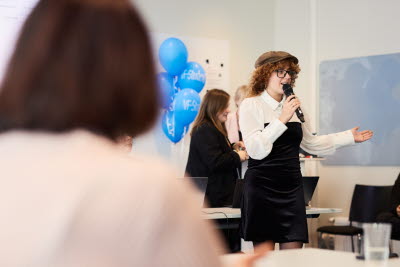 Årsmöte student 2025. Deltagare som talar i mikrofon på studenternas årsmöte