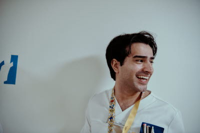 Skrattande man som tittar åt sidan. Glädje, flams.