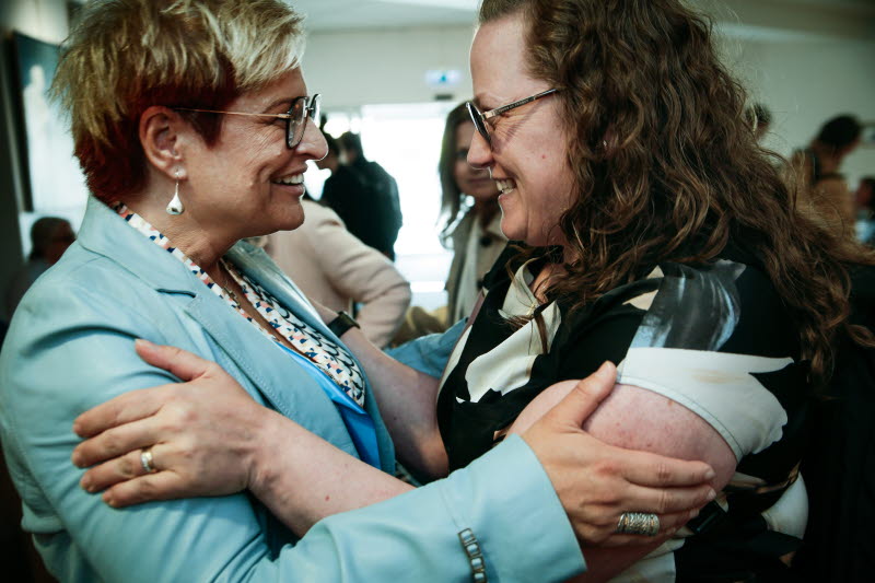 Kongress 2022, Sineva Ribeiro kramar om Pernilla Petersson, Kalmar. 
Får användas i samband med kommunikation kring Vårdförbundets kongresser.
