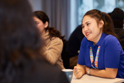 Hanifa Ishaq, ledamot VF student 2025-2026 deltar i diskussioner under möte