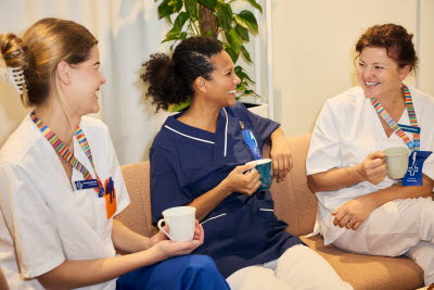 Fikapaus, kollegor, barnmorskor, förtroendevald. kvinna, rast