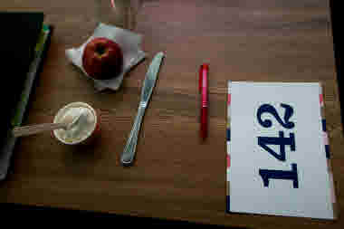 Kongress 2022, valsedel på bord med penna äpple, kniv och mjukglass. För användas i samband med kommunikation kring Vårdförbundets kongresser.