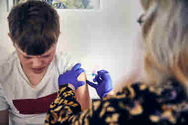 Skolsköterska vaccinerar en elev. Solhemsskolan i Spånga